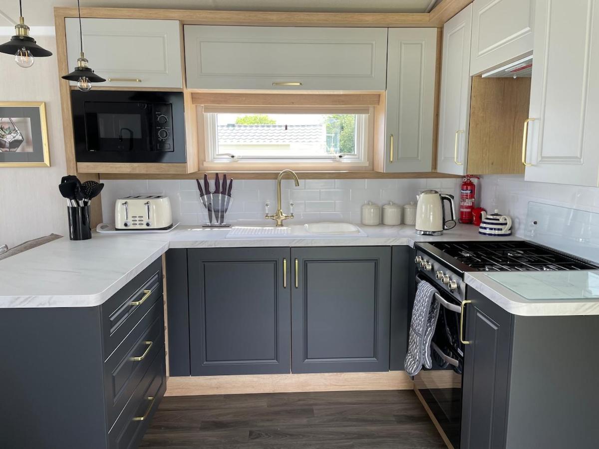 Luxury Caravan Cornwall Sleeps 4 Countryside View St Austell Buitenkant foto